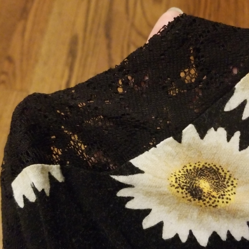 Given as gift with purchase**Flowy floral top - Picture 3 of 7